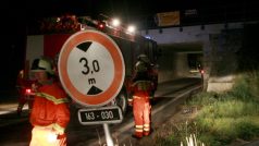 Autobus rakouské cestovní kanceláře si u Dolního Dvořiště utrhl střechu o viadukt