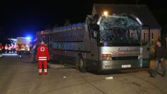 Rakouský autobus, který si při podjíždění viaduktu u jihočeské obce Rybník strhl střechu