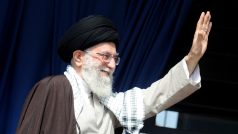 Íránský vrcholný představitel ajatolláh Chomejní hovoří ke svým příznivcům o nesmyslných obviněních Spojených států
