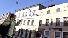 Žena ukazuje na dům, jehož část se zřítila v ulici 8. května v centru Olomouce.