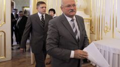 Slovenský prezident Ivan Gašparovič (vpravo) se kvůli vnitropolitické krizi setkal se šéfy parlamentních stran