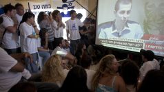 obyvatelé severoizraelské vesnice sledují přímý přenos a rozhovor Gilada Šalita