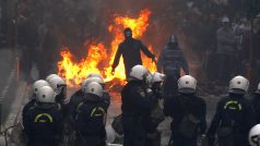 Střety maskovaných radikálů s policisty v Athénách