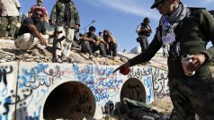 Libyjští povstalci ukazují údajný úkryt Muammara Kaddáfího poblíž Syrty