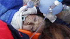 Zemětřesení v Turecku. Záchranáři vyprostili po 66 hodinách ženu z trosek ve městě Ercis