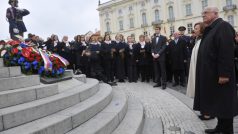 Prezident Václav Klaus položil věnec k soše T. G. Masaryka na Hradčanském náměstí u příležitosti 93. výročí vzniku Československa.