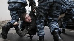Ruská policie zatýká příznivce hnutí Jiné Rusko po oznámení verdiktu nad účastníky násilností