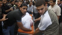 Palestinci s tělem jednoho ze zabitých militantních islamistů