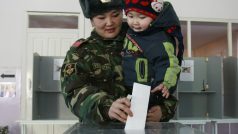 Obyvatelé Kyrgyzstánu volí nového prezidenta