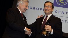 Odcházející šéf ECB Jean-Claud Tricheta a jeho nástupce Mario Draghi