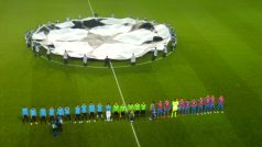 Viktoria Plzeň a FC Barcelona při slavnostním zahájení zápasu