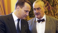 Polský ministr zahraničí Radoslaw Sikorski (vlevo) a jeho český protějšek Karel Schwarzenberg na jednání V4