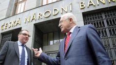 Guvernér České národní banky a prezident Václav Klaus před sídlem ČNB v Praze