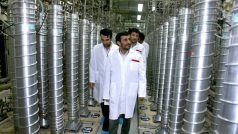 Íránský prezident Mahmúd Ahmadínežád v továrně na obohacování uranu v Natanzi v roce 2008