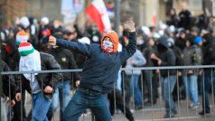 Oslavy Dne nezávislosti ve Varšavě se zvrhly v řádění chuligánů