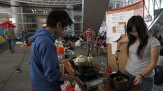 Protestanti z hnutí Occupy Central v Hongkongu si vaří oběd