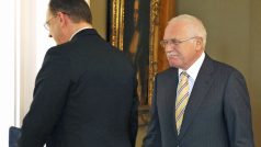 Premiér Petr Nečas předal prezidentovi Václavu Klausovi demisi ministra průmyslu a obchodu Martina Kocourka
