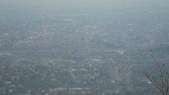 Pohled z Budínských vrchů: Smog zahaluje i maďarský parlament