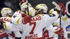 Hokejisté Slavie slaví jeden z gólů, který pomohl k vítězství 3:2 v Pardubicích