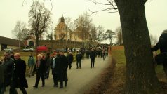 Pohřeb Ivana Martina Jirouse. Cestou na hřbitov v Kostelním Vydří