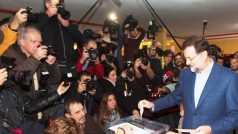 Šéf konzervativní Lidové strany Mariano Rajoy odevzdává svůj hlas ve volbách
