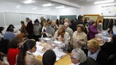 Španělé volili novou vládu - volební místnost v Seville
