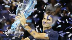 Roger Federer s trofejí pro vítěze Turnaje mistrů