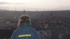 Aktivisté Greenpeace obsadili skrývkové rypadlo v hnědouhelném dole ČSA u Litvínova