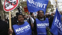 Stávky zaměstnanců veřejného sektoru proti návrhu důchodové reformy se v Británii zúčastnily na dva miliony lidí.