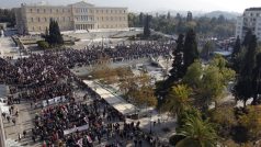Protestující Řekové před budovou parlamentu v Aténách