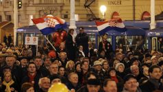 Mítinkem opozice na záhřebském hlavním náměstí skončila předvolební kampaň. V neděli jdou Chorvaté k volbám.