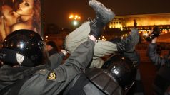 Policie zatýkala v den voleb v Moskvě a Petrohradu při nepovolených demonstracích opozice