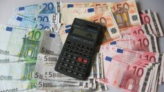 Euro, kalkulačka, ilustrační foto