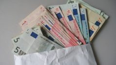 Euro, bankovky v obálce (ilustrační foto)