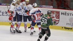 Hokejisté Pardubic se radují z gólu v Karlových Varech