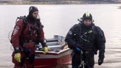 Policejní potápěči našli těla pohřešovaných rybářů na Lipně