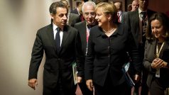 Nicolas Sarkozy a Angela Merkelová přicházejí na pracovní večeři v rámci summitu EU.