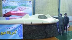 Iránští důstojníci před supertajným americkým letounem