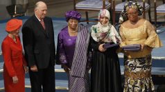 Vítězky Nobelovy ceny míru (zleva Ellen Sirleafová, Tawakkul Karmánová a Leymah Gboweeová) na snímku s norskou královnou Sonjou a králem Haraldem