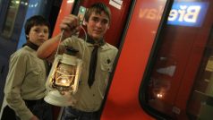 Brněnští skauti s betlémským světlem na nádraží v Břeclavi