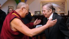 Tibetský duchovní vůdce dalajláma se setkal po příjezdu do Prahy s exprezidentem Václavem Havlem