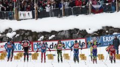 První štafetový závod SP vyhráli biatlonisté Norska