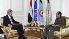 Senátor John Kerry jednal v Káhiře i s předsedou Nejvyšší vojenské rady Egypta Muhammadem Tantáwím