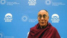 Tibetský duchovní vůdce dalajláma se v Praze zúčastnil i rozpravy u kulatého stolu připomínající roční výročí udělení Nobelovy ceny míru přednímu čínskému disidentovi Liou Siao-poovi.