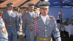 Hradní stráž pochoduje okolo stanu Radiožurnálu