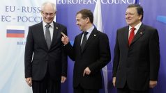 Prezident Evropské rady Herman Van Rompuy (vlevo) a prezident Evropské komise José Manuel Barroso (vpravo) vítají ruského prezidenta Dmitrije Medvěděva na rusko-unijním summitu v sídle Rady Evropské unie v Bruselu