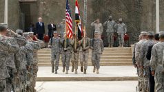 Američtí vojádci odnášejí spuštěnou americkou vlajku při slavnostním ceremoniálu v iráckém Bagdádu