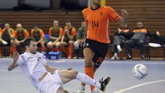 Utkání kvalifikační skupiny mistrovství světa ve futsalu 2012 ČR - Nizozemsko 15. prosince v Brně. Český útočník Roman Mareš (vlevo) a obránce Nizozemska Oualid Saadouni