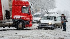 Sněhový příval si vyžádal četné dopravní nehody. V Ústeckém kraji se střetl kamion s osobním vozem.
