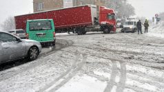 Sněhový příval si vyžádal četné dopravní nehody. V Ústeckém kraji se střetl kamion s osobním vozem.
